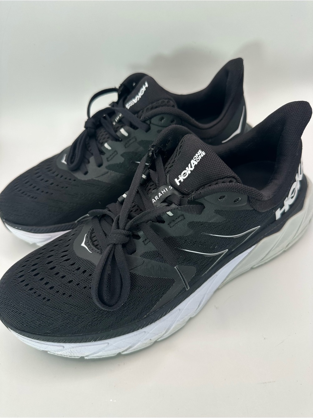 Hoka One One Arahi 5 Womens Size 10B Black Running Shoes Sneakers 1115012 BWHT